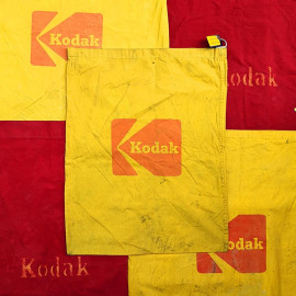 grand sac tissu de laboratoire rouge jaune kodak chalon sur saone usine industrie atelier labo 1950 1960 1970