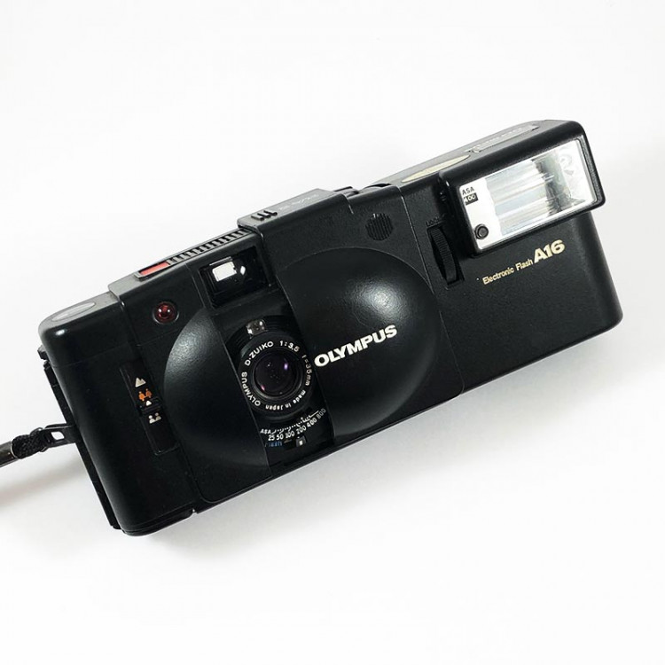 olympus xa2 d zuiko 35mm 3.5 135 compact analog camera film flash a16 black