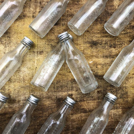 petit flacon ancien vintage laboratoire 30ml 1920 1930 verre gradué gradation  transparent verrerie bouteille bouchon aluminium