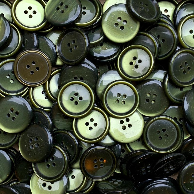 bouton ancien plastique à rebord vert olive transparent translucide vintage 1970 1980 4 trous 25mm