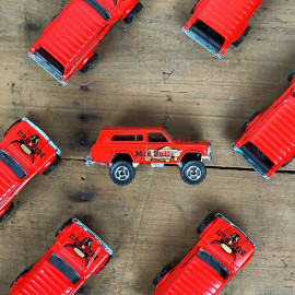 voiture miniature ancienne jeep cherokee rouge fabriqué en france 1990 1980