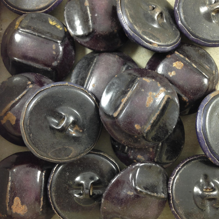 grand bouton violet foncé métal ancien vintage mercerie 1930 26mm