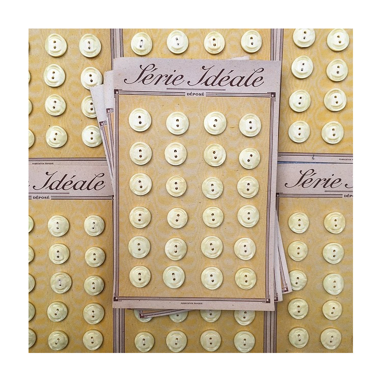 card of vintage antique button plastic haberdashery knitting 1950 1960 17mm cream