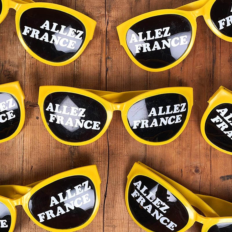 lunettes soleil géantes jaunes supporter de l'équipe de france ancien 1982 coupe du monde de football stade