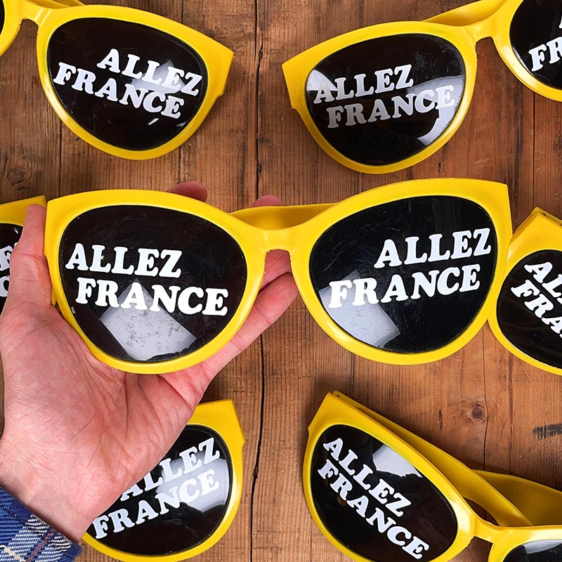 lunettes soleil géantes jaunes supporter de l'équipe de france ancien 1982 coupe du monde de football stade