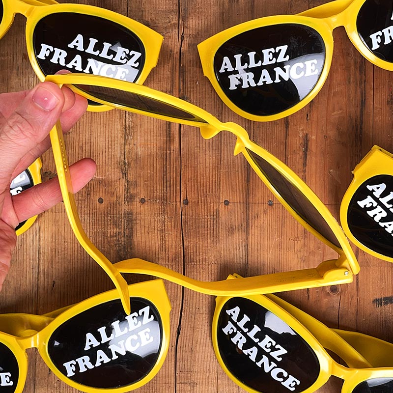 lunettes soleil géantes jaunes supporter de l'équipe de france ancien 1982 coupe du monde de football stade