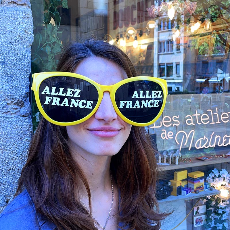 lunettes soleil géantes jaunes supporter de l'équipe de france ancien 1982 coupe du monde de football stade