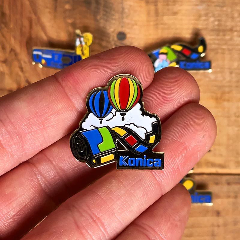 pin's photo ancien vintage film pellicule konica 1990 publicitaire