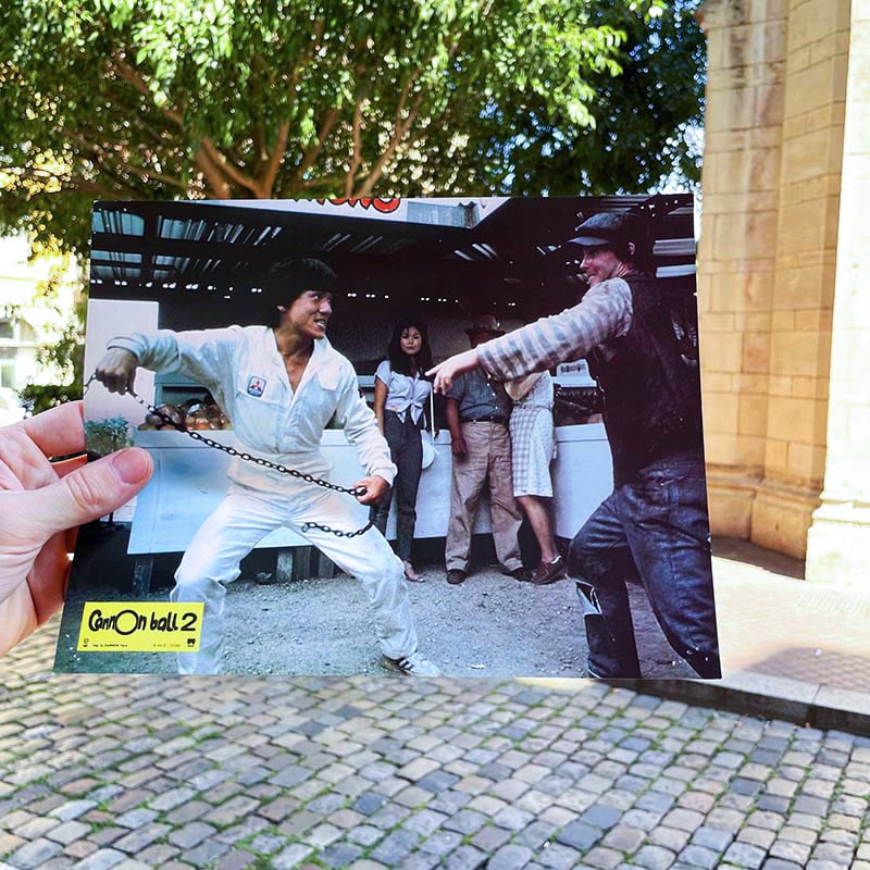 petite affiche de film ancienne couloir hall entrée mur murale présentation ancien 1984 cannonball 2 II jackie chan