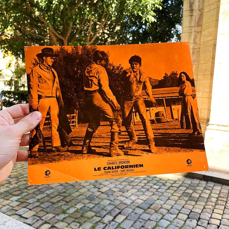 petite affiche de film ancienne couloir hall entrée mur murale présentation ancien 1965 le californien charles bronson