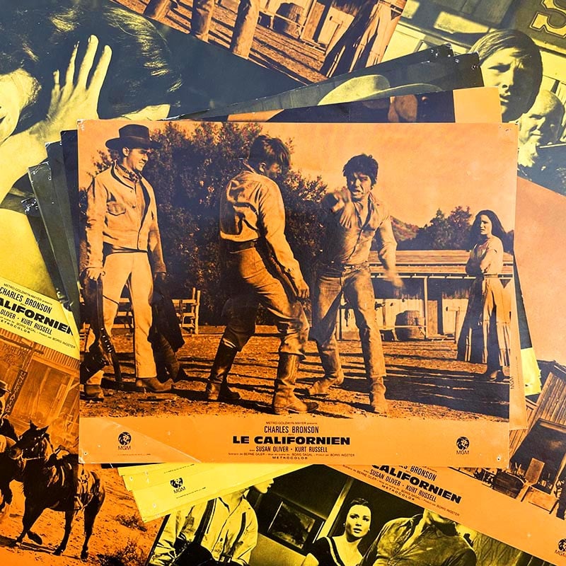petite affiche de film ancienne couloir hall entrée mur murale présentation ancien 1965 le californien charles bronson