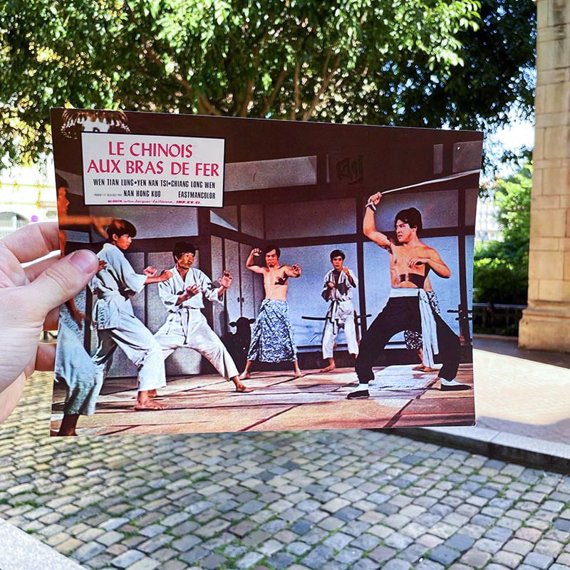 petite affiche de film ancienne couloir hall entrée mur murale présentation ancien 1973 le chinois aux bras de fer