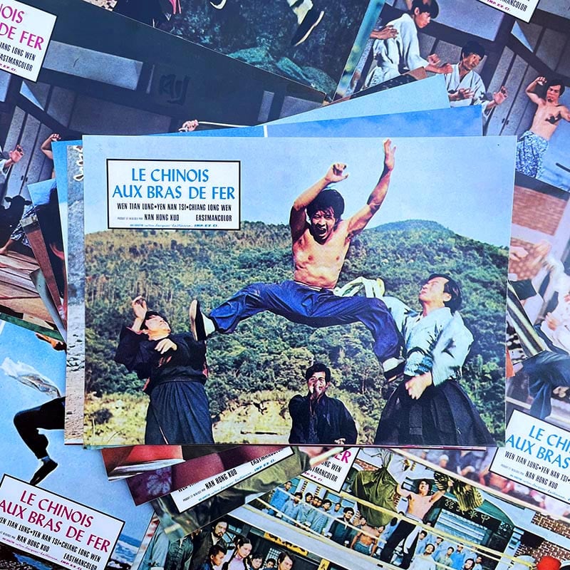 petite affiche de film ancienne couloir hall entrée mur murale présentation ancien 1973 le chinois aux bras de fer