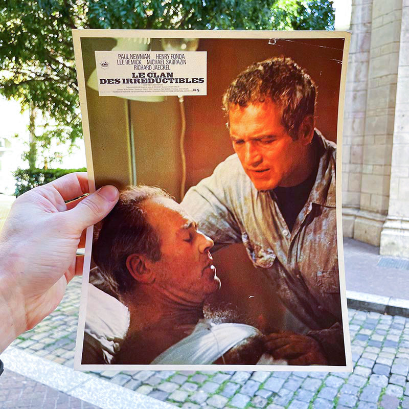 petite affiche de film ancienne couloir hall entrée mur murale présentation ancien 1971 le clan des irréductibles paul newman