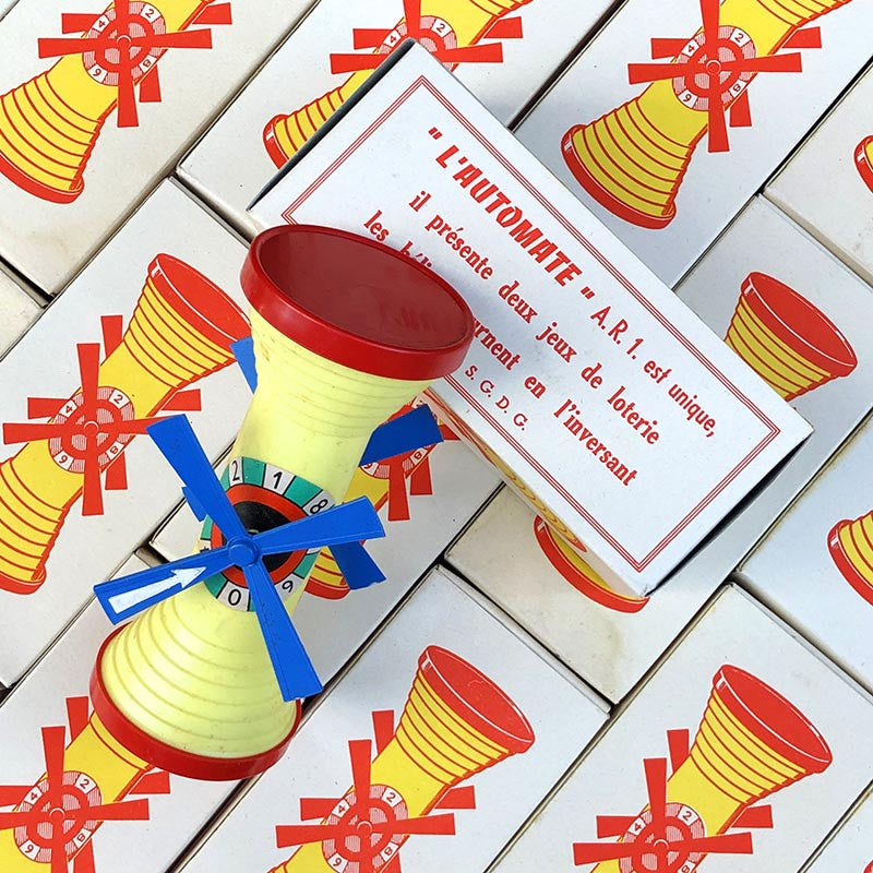 automate de loterie AR1 ancien plastique creux sablier sable jeu de hasard bar jeux ancien carte bistrot 1950 1960