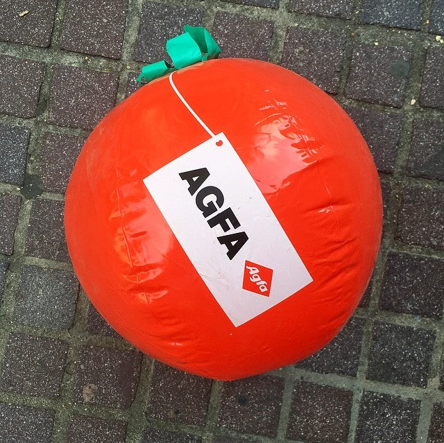 ballon pub publicitaire plage ancien vintage agfa tomate rouge photo magasin 1980