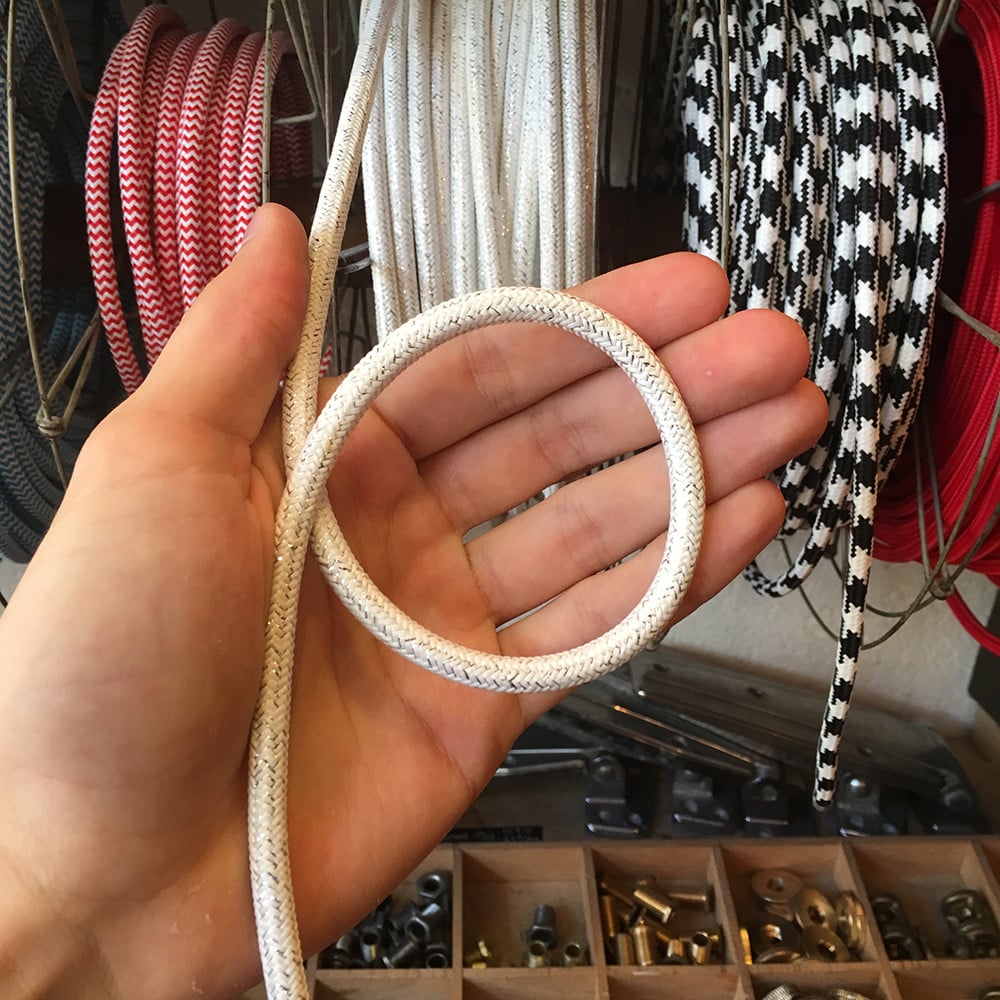 cable electrique couleur fil textile vintage tissu blanc métal brillant rond coloré paillette luminaire lampe