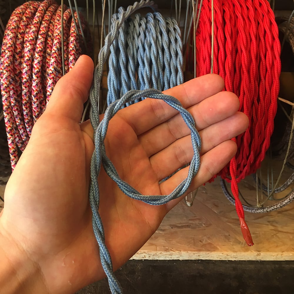 cable electrique fil textile couleur vintage tissu bleu clair jean torsadé lampe luminaire