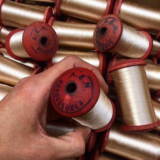 bobine bois rouge arrondie fil ancien vintage mercerie 1930 atelier soie viscose blanc crème aen nordausques filature