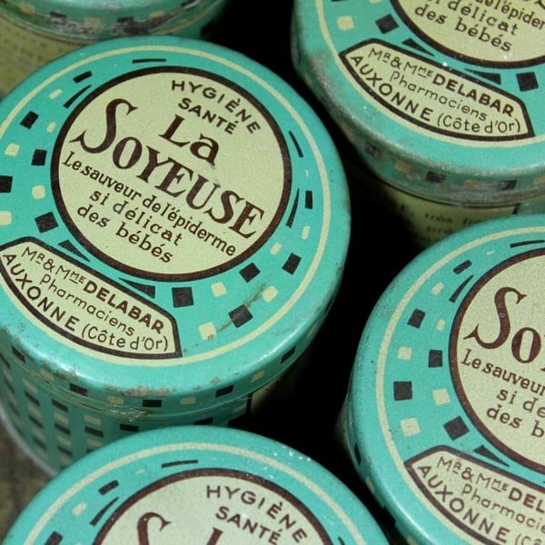 boite de talc la soyeuse bleue pharmacie ancienne vintage 1930 1940 illustration santé