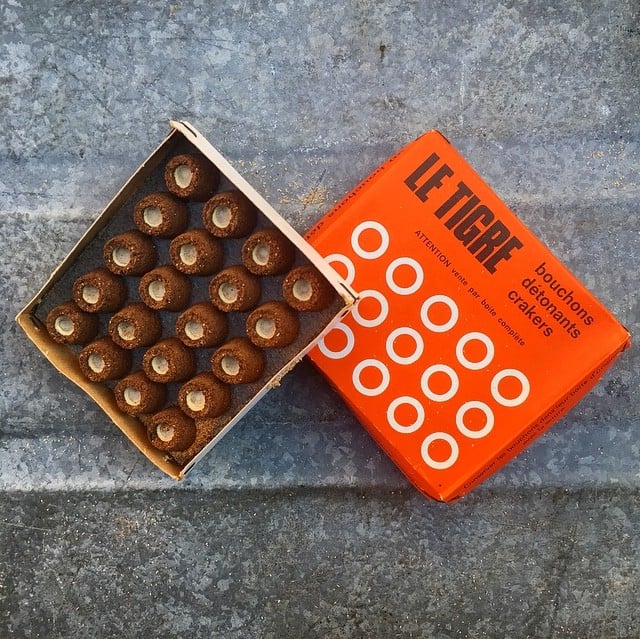 boite de bouchons détonants anciens crackers vintage 1970 1980 petard le tigre pyragric