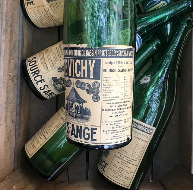 Bouteille Bassin de Vichy St Ange 1930 vert ancien vintage bar source eau