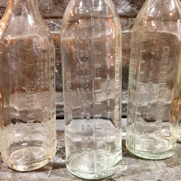 bouteille verre  graduée mesure ancien vintage gramme cuillerée soupe pharmacie santé 1950