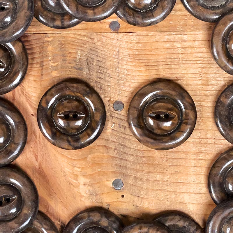 grand bouton motif oeil irisé marron clair marbre 1930 1940 manteau vintage ancien