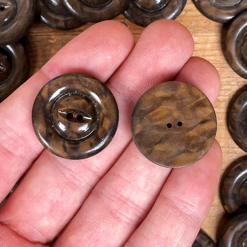 grand bouton motif oeil irisé marron clair marbre 1930 1940 manteau vintage ancien