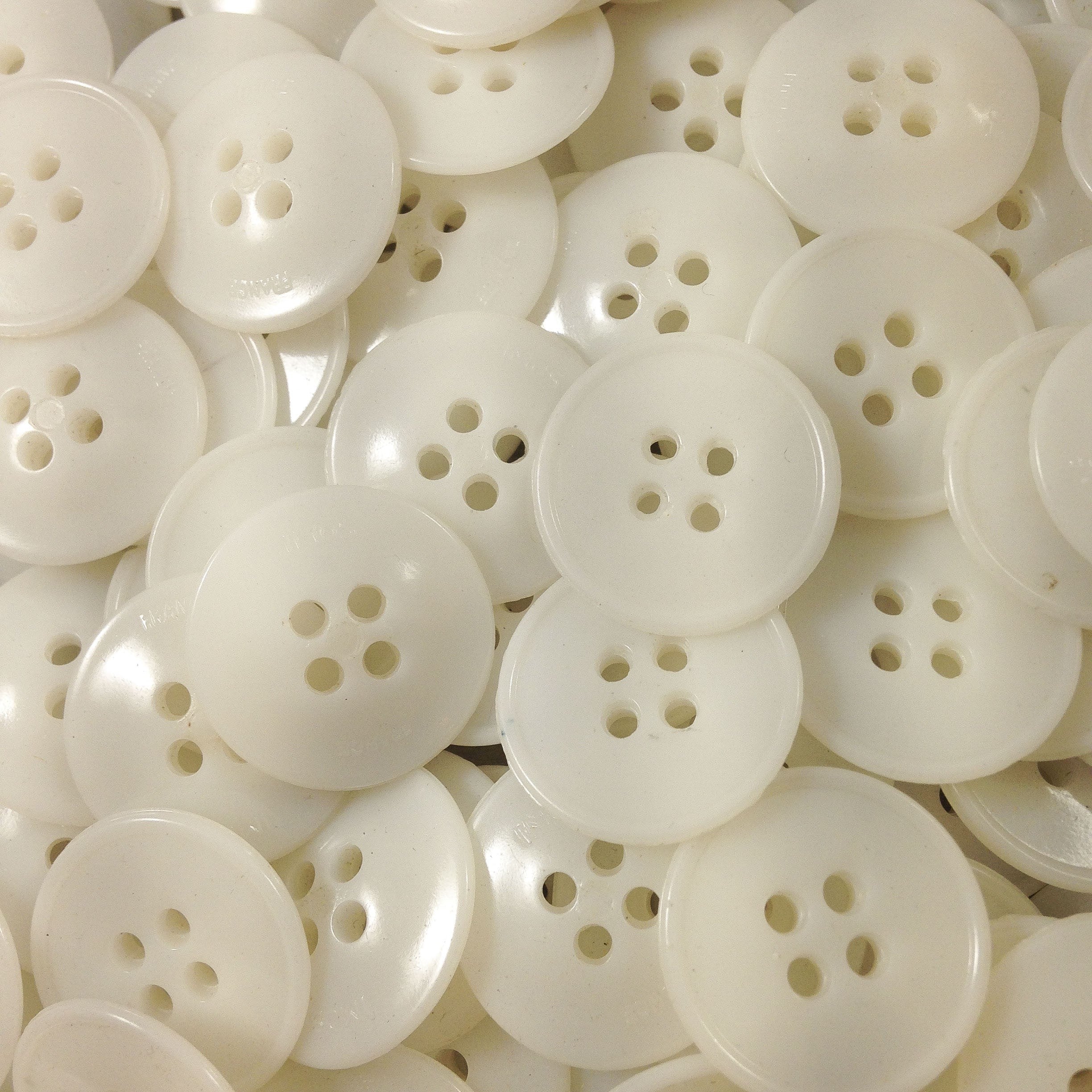 bouton blanc ancien vintage plastique mercerie 1960 18mm