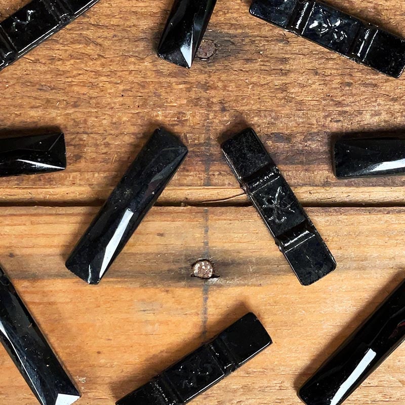 bouton noir verre de recouvrement deuil religieux cérémonie allongé long 33mm 3,3cm ancien vintage mercerie 1890 1900