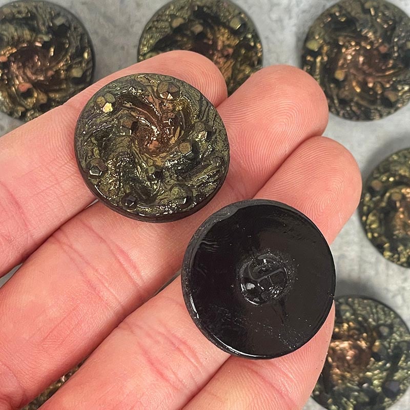 bouton ancien en verre cuivre airain vert marron perles relief 27mm 1900 1920 1930 vintage mercerie ancienne