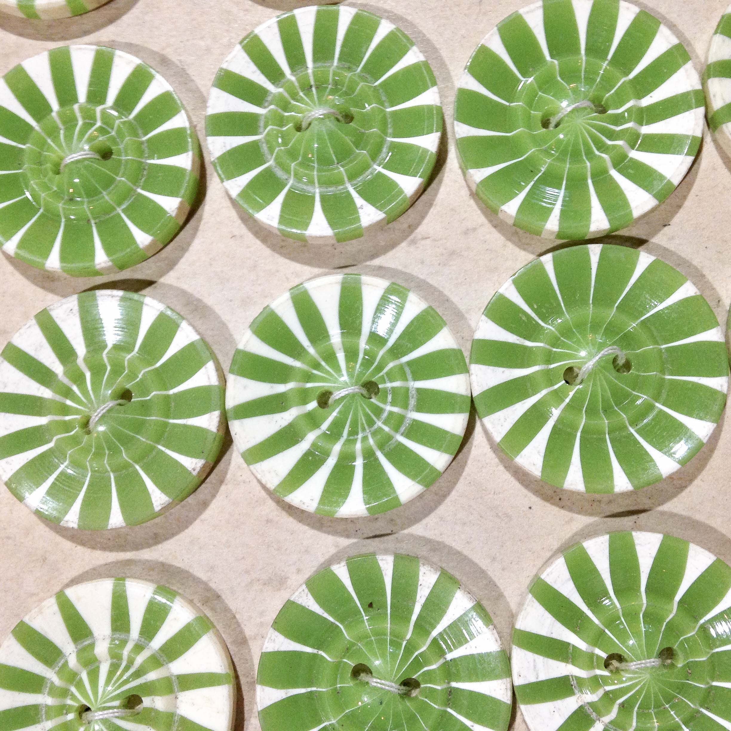 bouton fantaisie vert ancien vintage plastique mercerie 22mm 1930