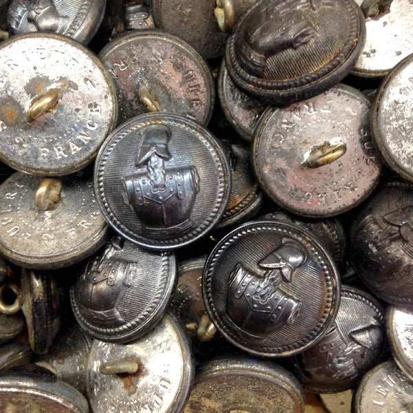 bouton ancien génie militaire casque armure 1900 1850 gris métal armée