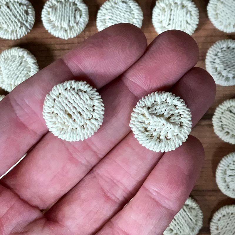 bouton en plastique recouvert macramé ancien 21mm blanc beige 1970 mercerie ancienne