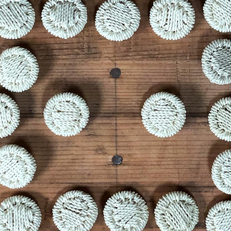 bouton en plastique recouvert macramé ancien 21mm blanc beige 1970 mercerie ancienne
