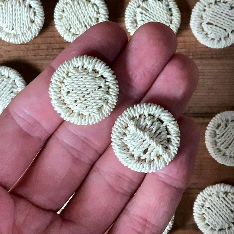 bouton en plastique recouvert macramé ancien 26mm blanc beige 1970 mercerie ancienne