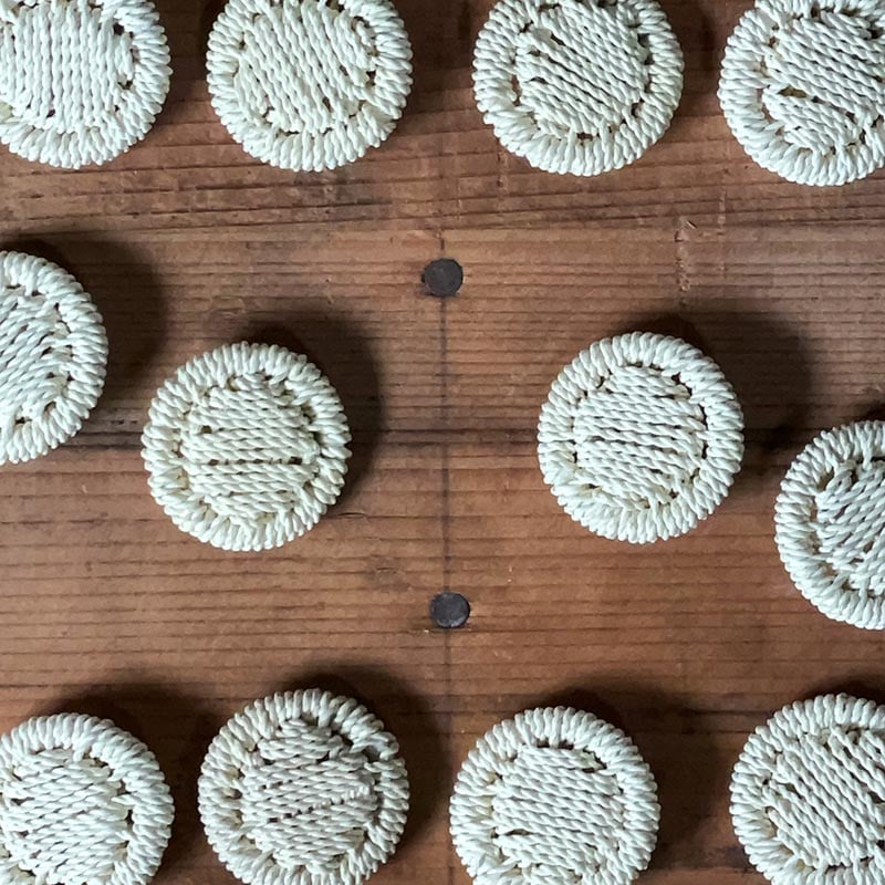 bouton en plastique recouvert macramé ancien 26mm blanc beige 1970 mercerie ancienne