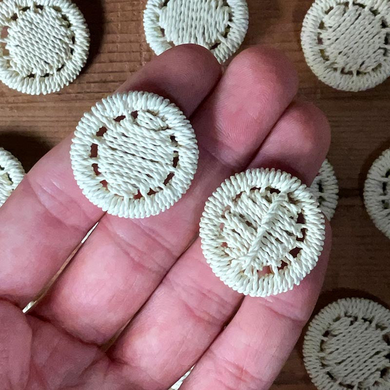 bouton en plastique recouvert macramé ancien 30mm blanc beige 1970 mercerie ancienne