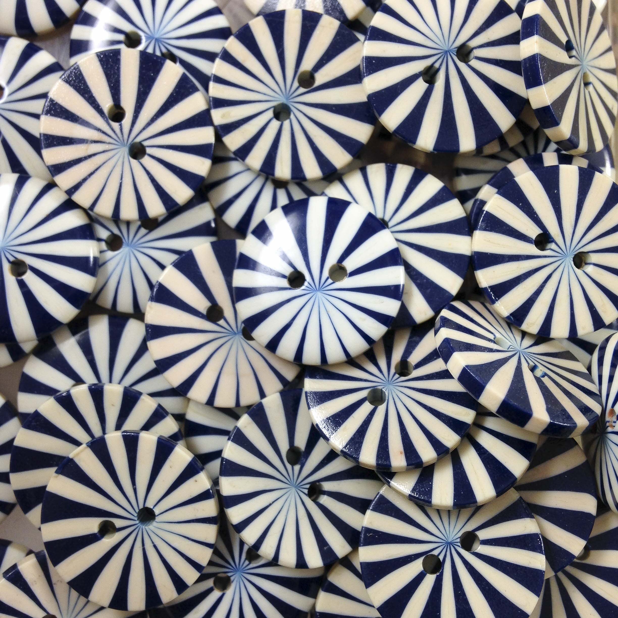 bouton plastique marguerite bleu ancien vintage fantaisie mercerie 1960 19mm