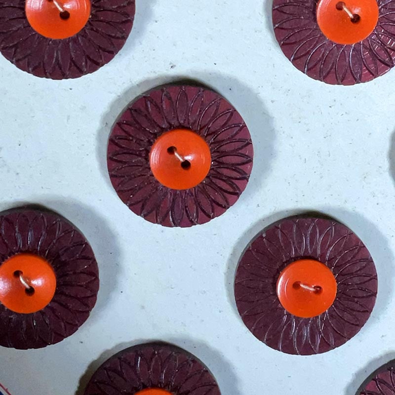 bouton en plastique orange grenat rose rouge marguerite ancien 27mm 1970 mercerie ancienne