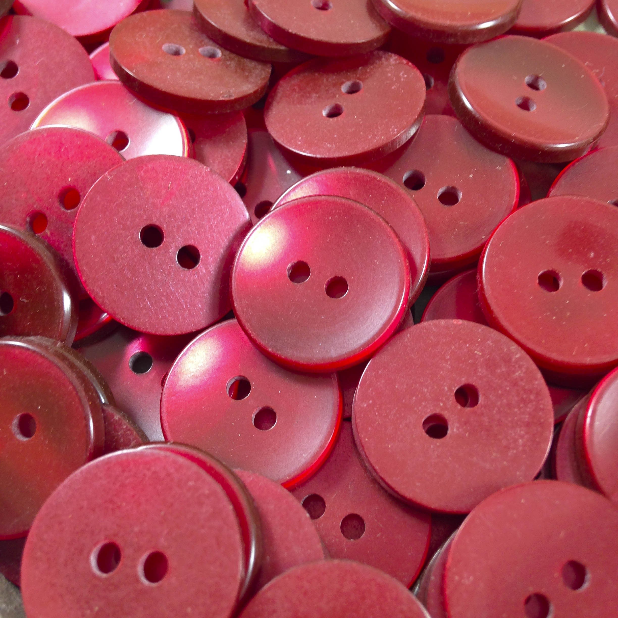 bouton fantaisie plastique rouge incurvé ancien vintage 18mm mercerie 1960