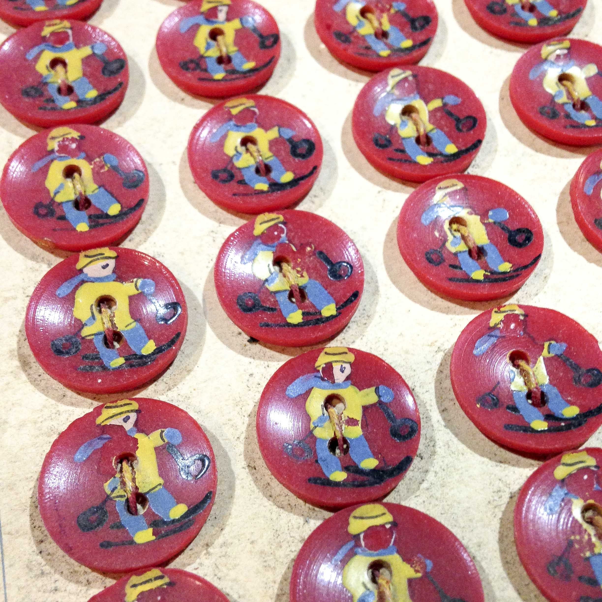bouton plastique rouge ancien vintage skieur peinture main mercerie 1930 18mm