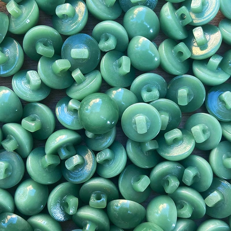 bouton ancien plastique vert eau bombé petit 12mm 1970 fantaisie mercerie