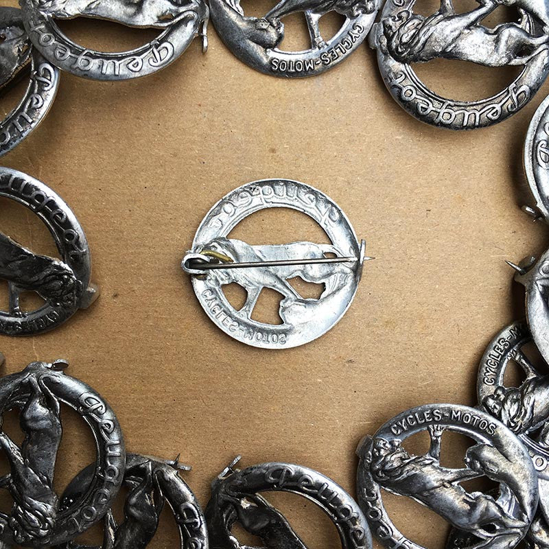 broche peugeot cycles motos ancienne métallique petit ronde lion aluminium moto 1920 1930 garage vintage