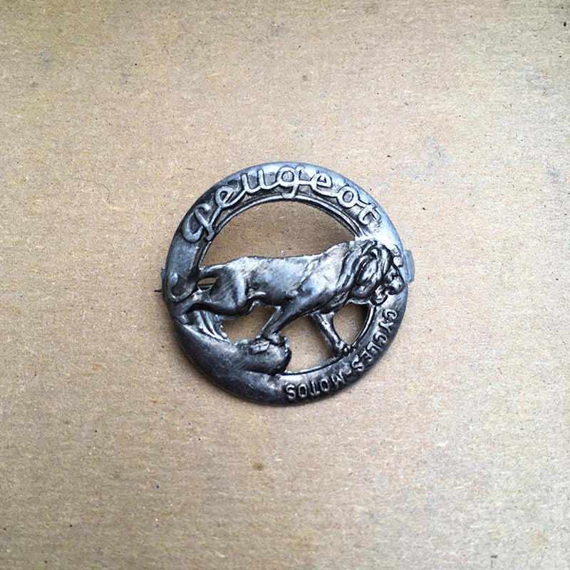 broche peugeot cycles motos ancienne métallique petit ronde lion aluminium moto 1920 1930 garage vintage