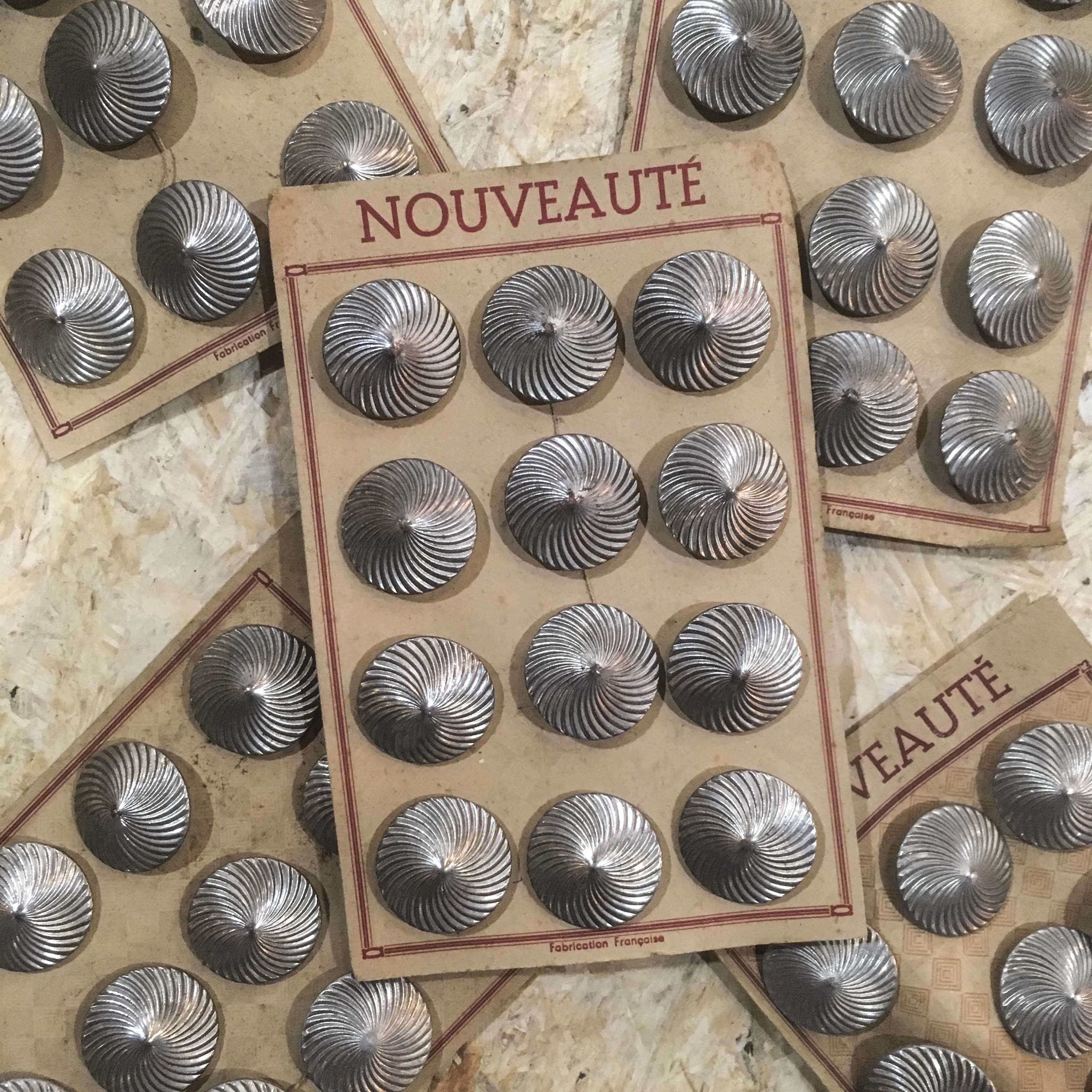carte de 12 boutons anciens vintage 1930 mercerie couture 28mm métallique métal argenté