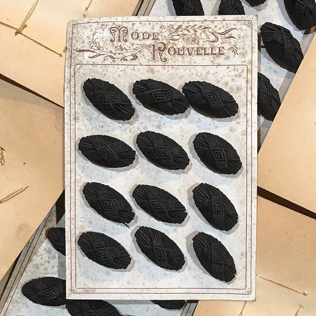 carte de 12 boutons anciens en tissu vintage 1890 1900 costume haute époque allongé noir 35mm