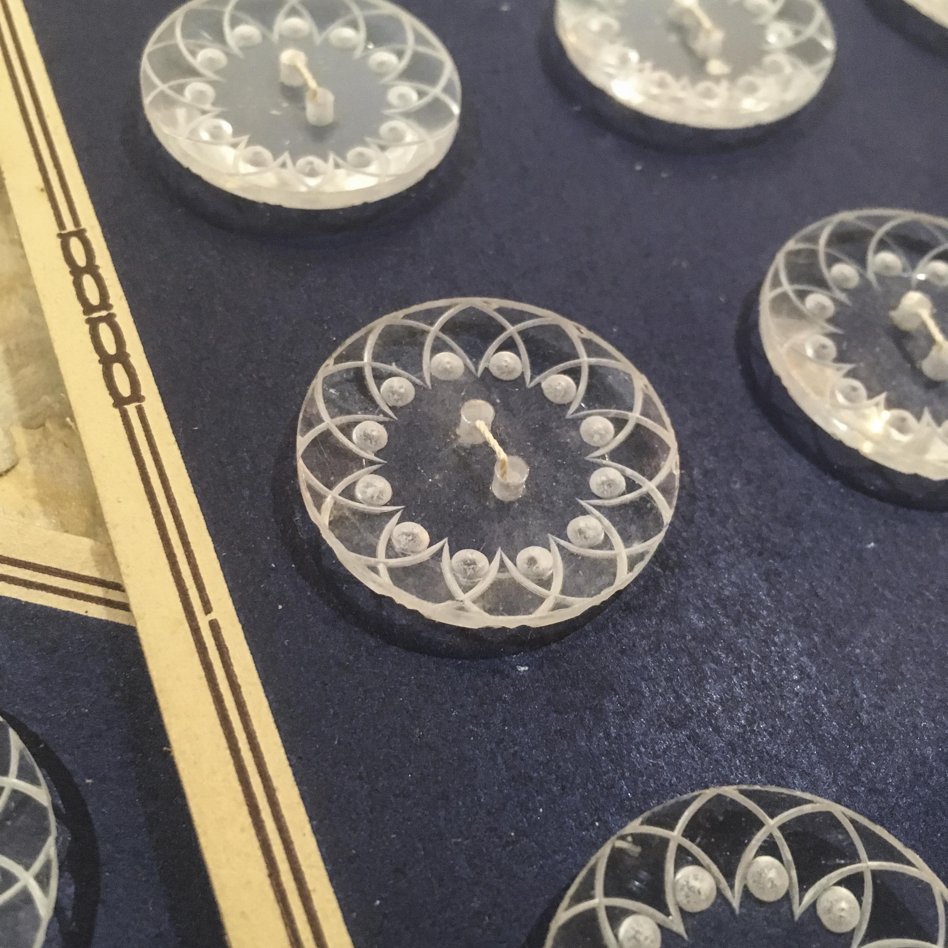 carte 12 boutons ancien vintage nouveauté transparent plastique décoré mercerie 1960 27mm