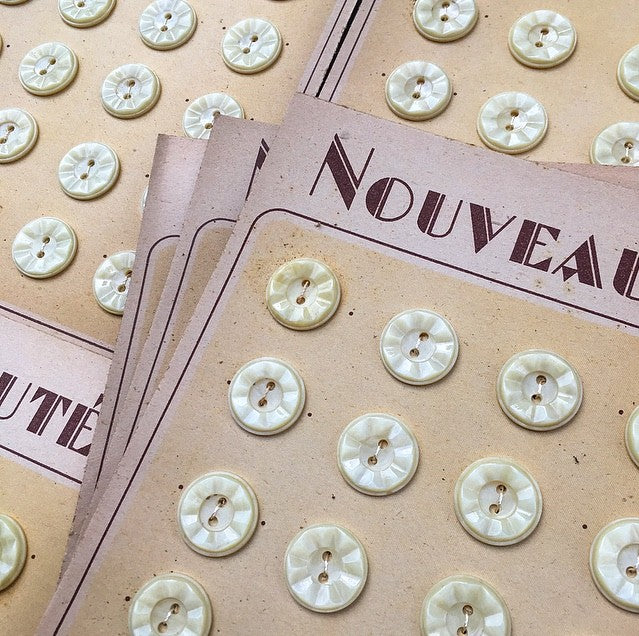 carte bouton ancien mercerie ancienne plastique fleur beige 17mm série idéale vintage